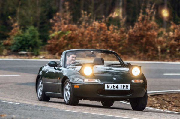 Дебютира през 1989 година. Толкова време измина, откакто Mazda пусна своя прекрасен малък роудстър на пътя. И толкова време прекарахме в очакване някой да успее да го пребори. Някои опитаха, всички се провалиха. Карайте го и ще разберете защо.